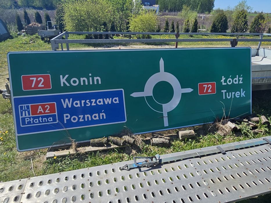 Tablica drogowa, uszkodzona, tylko do użytku prywatnego.