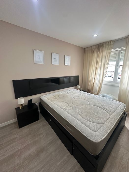 Cama e conjunto mobiliário