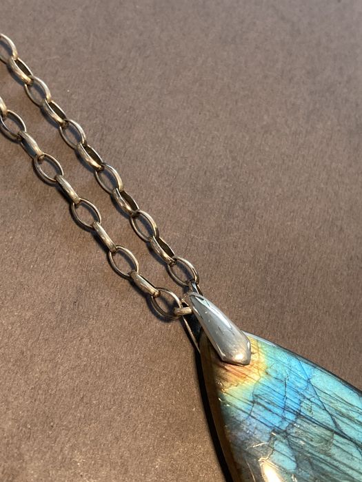 Wisiorek z labradorytem na wyprofilowanej zawieszce srebrnej