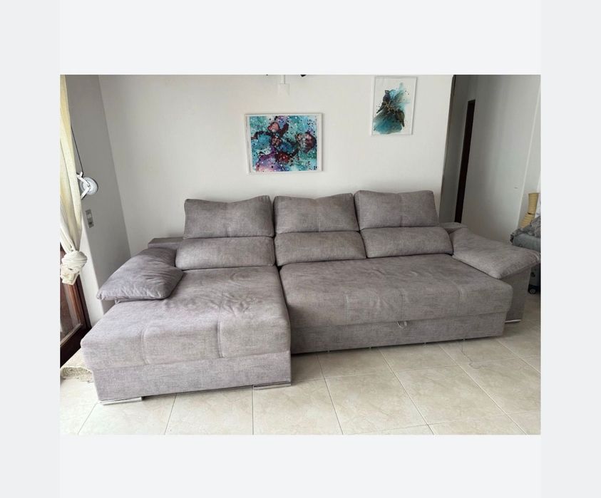 Vendo sofa cama semi novo muito confortável.