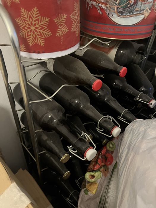 Garrafas e estante de garrafas