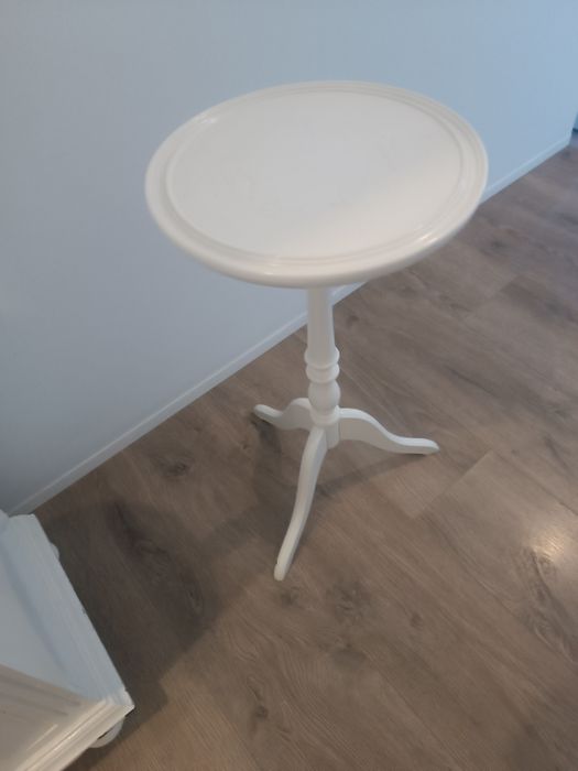 Mesa Antiga Restaurada – Peça Única (50+ anos)
Mesa de apoio de estilo clássico,