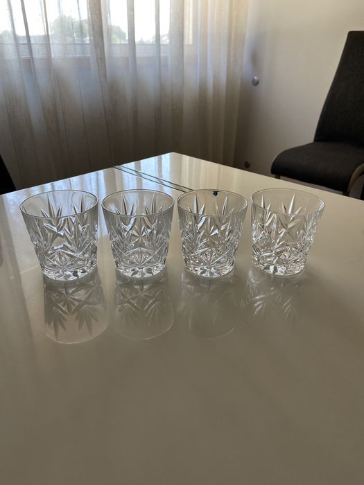 Conjuntos variados de cristal e vidro