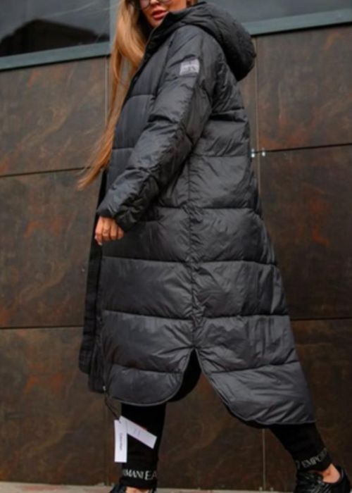 В наявності оргінальний плащик.