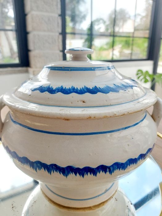 Antiga terrina do século XIX, possivelmente de Coimbra.