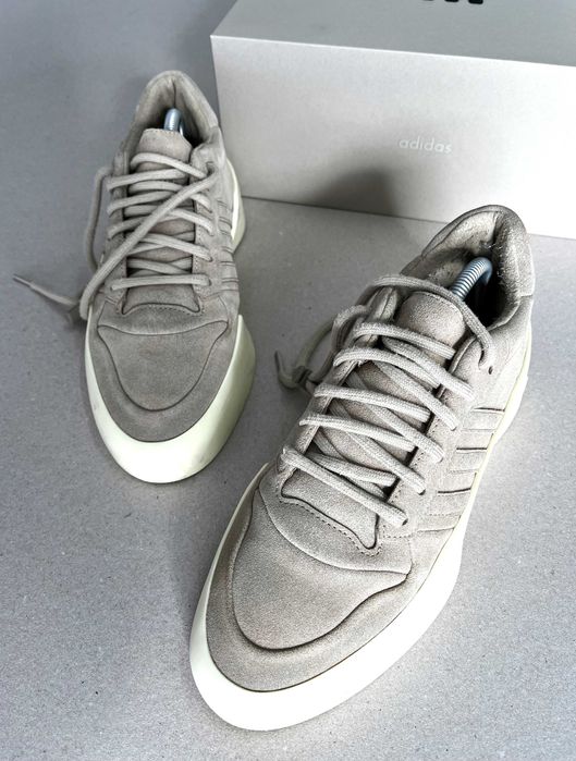 Sapatilhas da linha Fear Of God da Adidas