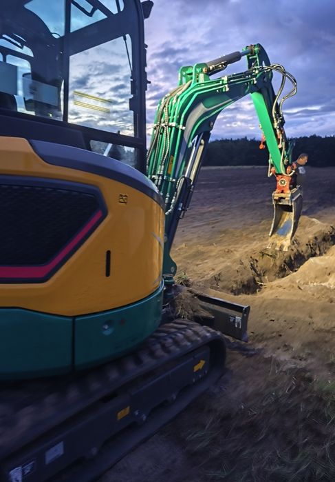 Usługi wynajem mini koparki 2.7T z operatorem + wywrotką 3 stronną IVE