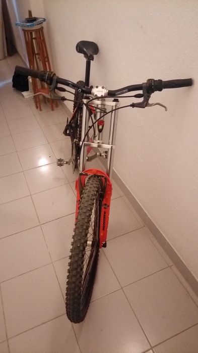 Bicicleta de BTT dupla suspensão