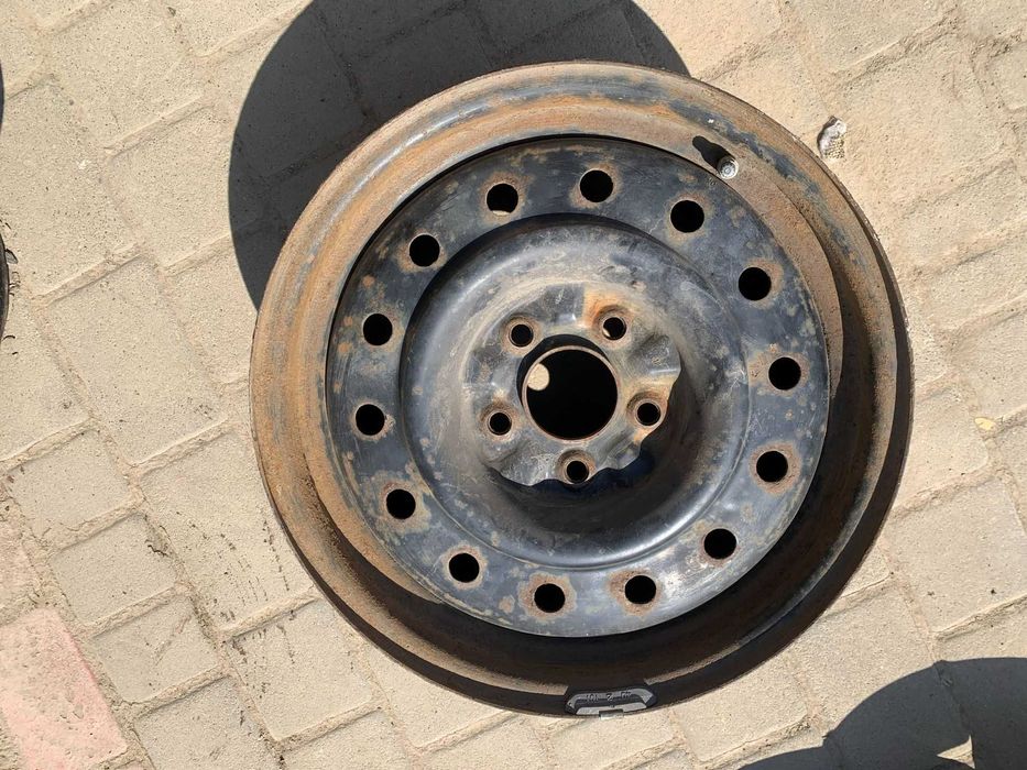 Диски  R16, 5x114,3, ET 40, DIA 66,1 з оригінальними ковпаками Nissan