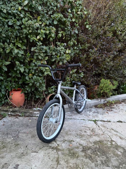Troco bmx, está como nova , foi pintada á pouco tempo