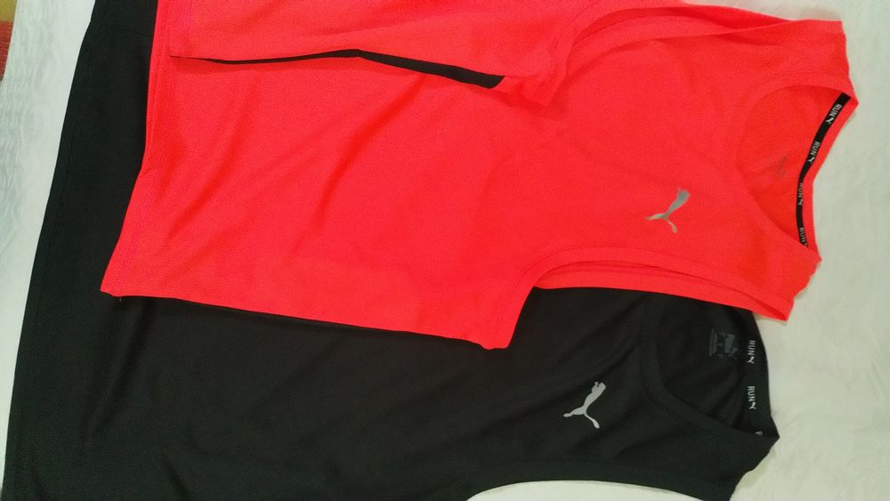 T-shirt marca Puma.