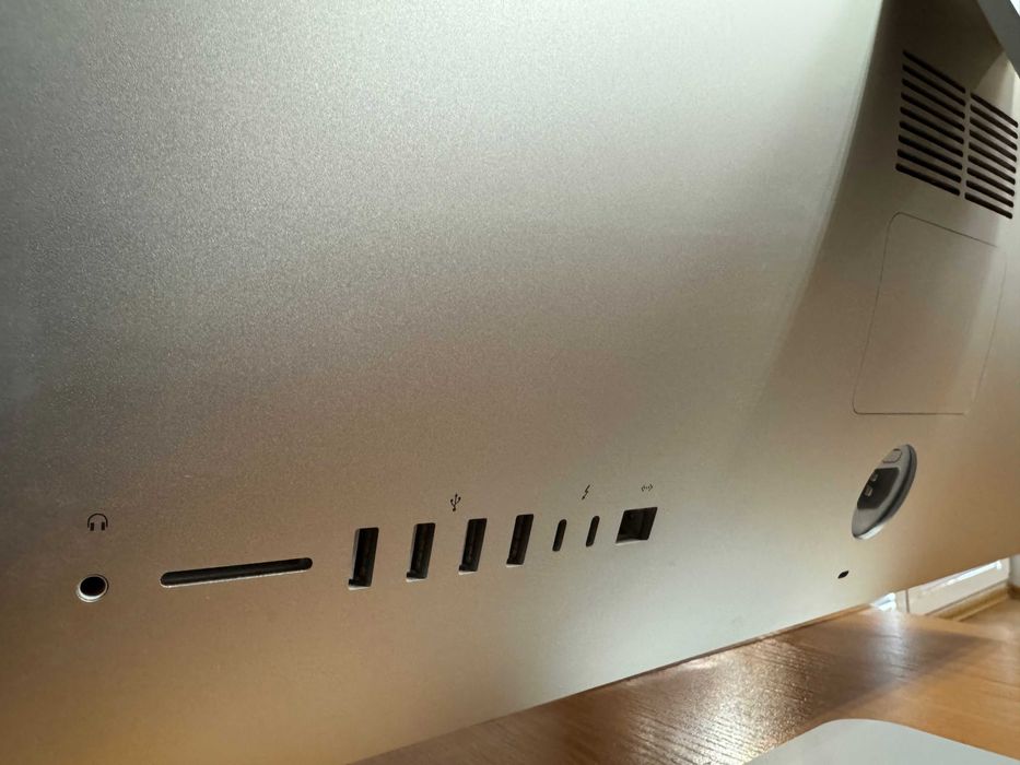 iMac 27” 5K 2020 i7 / 64GB / 2TB SSD / Radeon 5700 XT 16GB / 10GbE