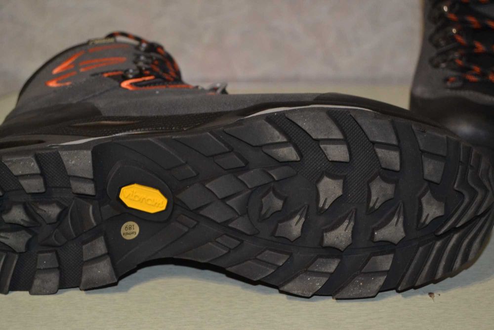 LOWA-треккинговые ботинки (оригинал)Новые!