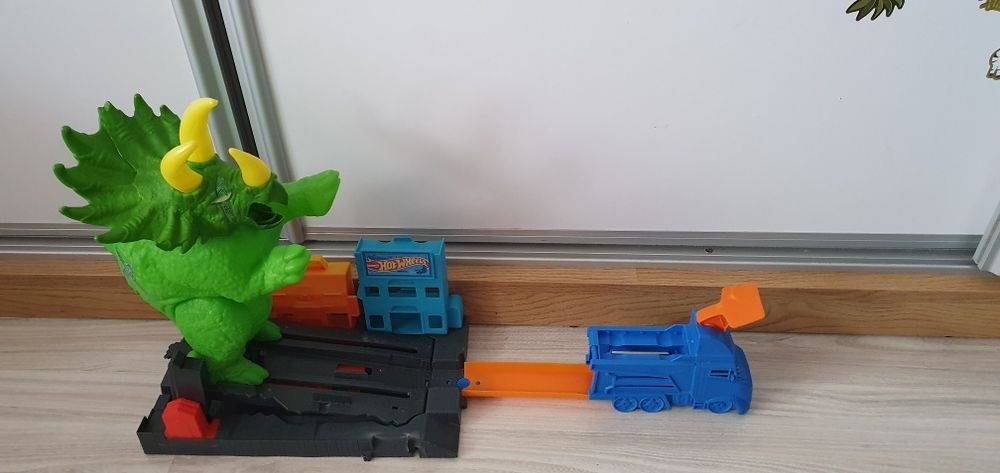 Hot wheels dinozaur