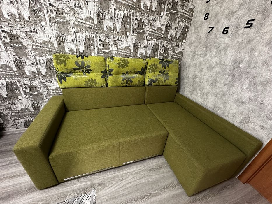 Диван кутовий з подушками