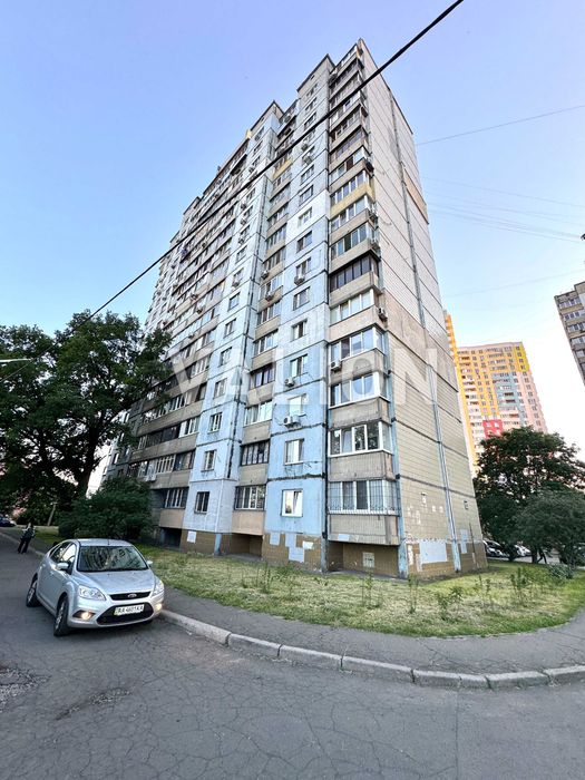 Продам 3-кімнатну квартиру з ремонтом вул.Хорольська 1,  Дарницький вокзал Дарницька(Ленінградська) пл