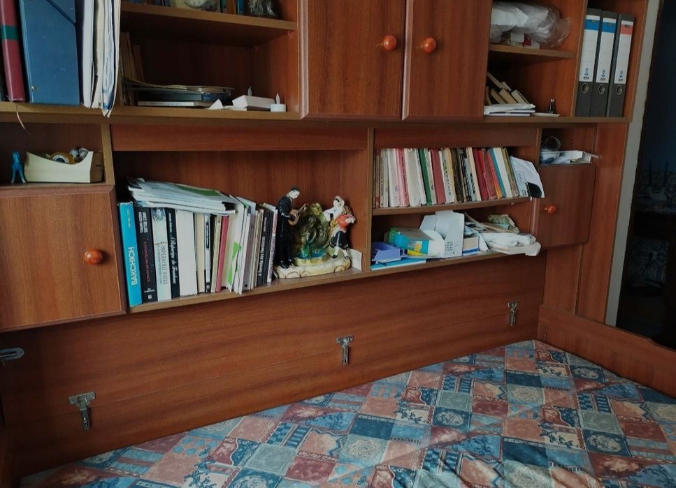 Estante com cama dupla