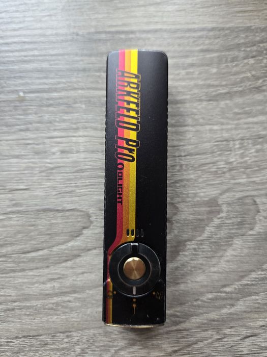 Latarka EDC Olight Arkfeld Pro Racing Stripes 1300 lumenów UV Laser