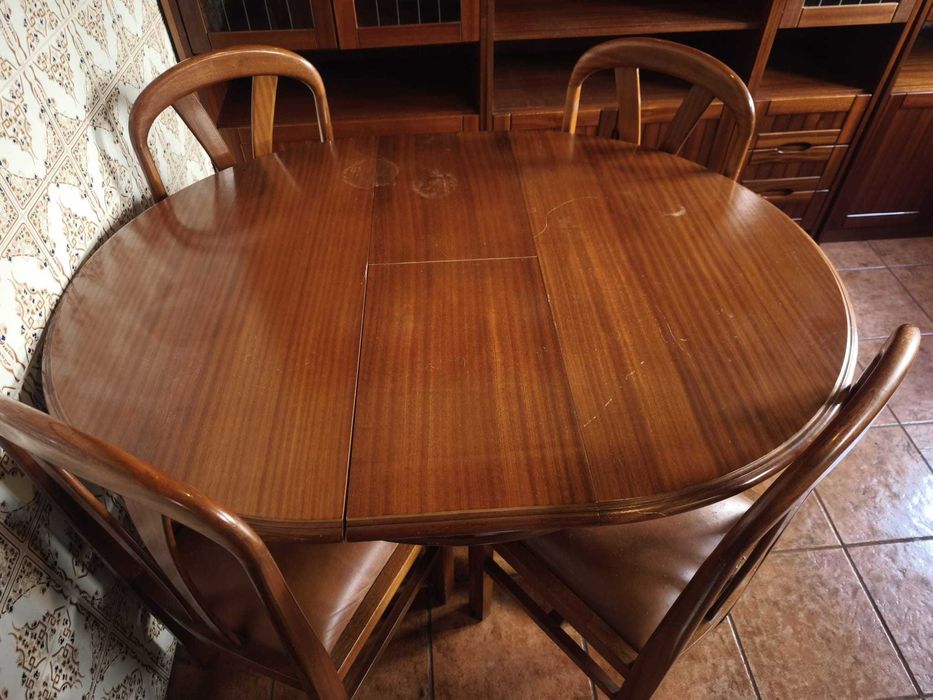mesa de jantar extensível e 4 cadeiras