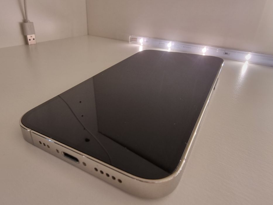 iPhone 13 Pro 128GB Silver Stan B.dobry, 4 Etui