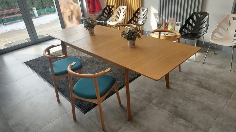 Stół dębowy rozkladany  z krzesłami