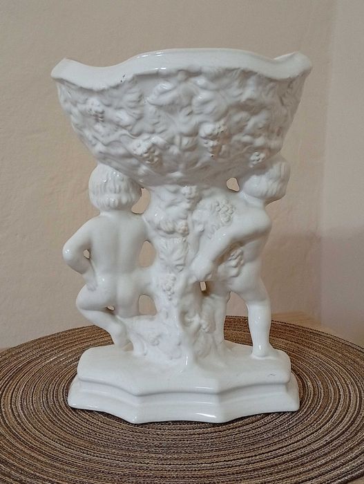 Zabytkowa doniczka w stylu barokowym