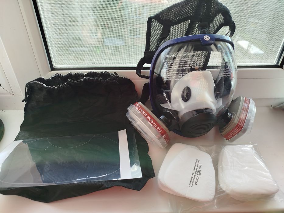 Респиратор ПОЛУ маска 16 в 1 с угольными фильтрами  и защитными очками
