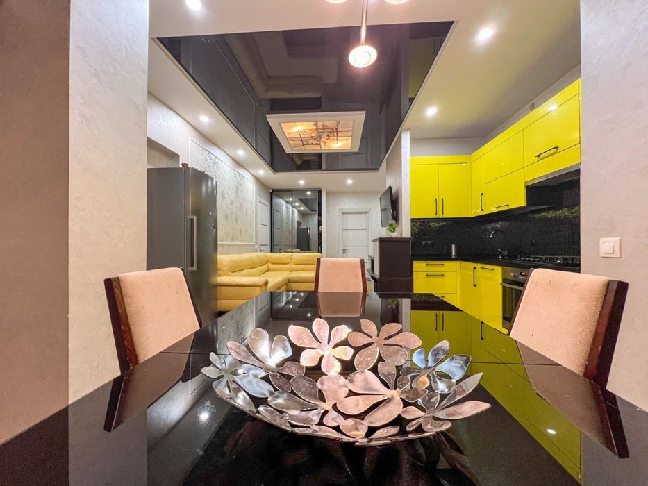 !БЕЗ КОМІСІЇ 3-кімнатна квартира з терасами у ближньому  центрі Львова