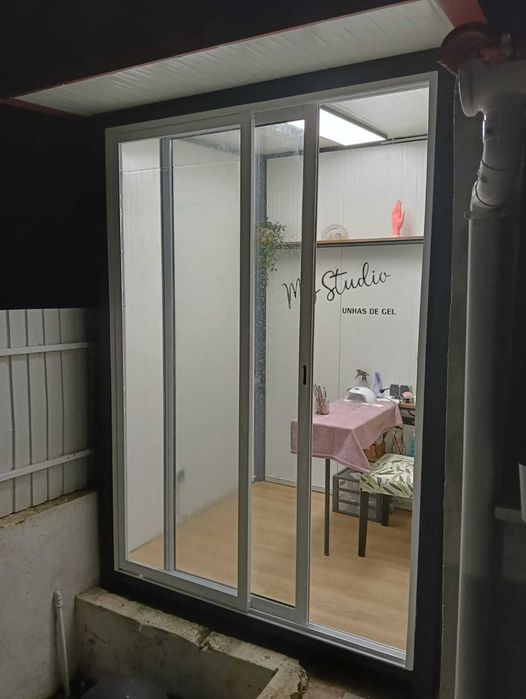 Studio de Unhas Completo em Contentor | Pronto a Trabalhar | Como Novo