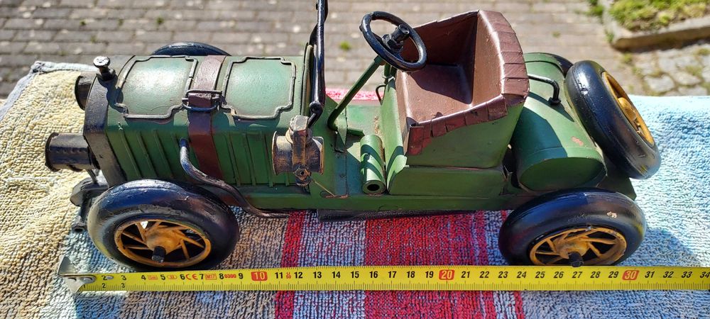 Carro verde em metal replica de carro antigo