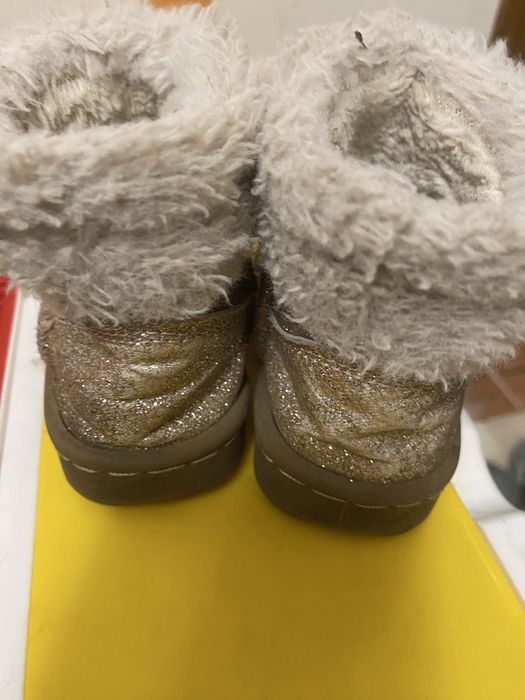 Зимові угі на дівчинку