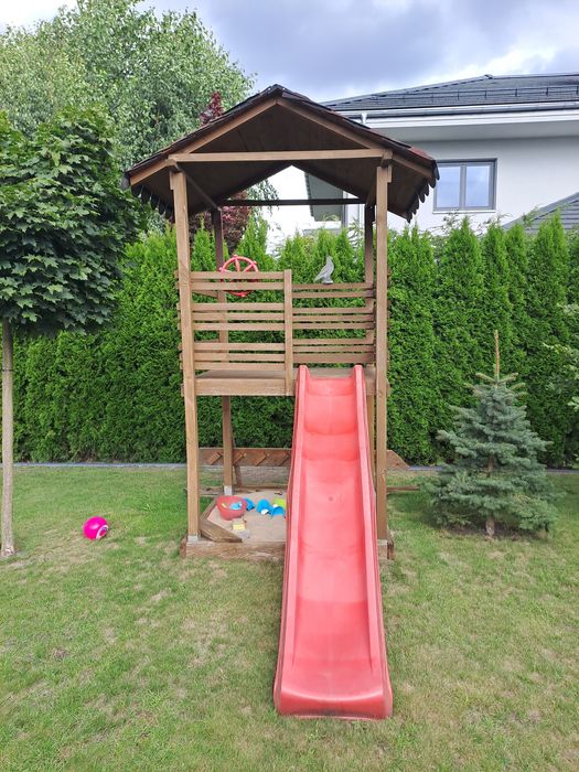 Domek drewniany dla dzieci ze zjeżdżalnią i akcesoriami