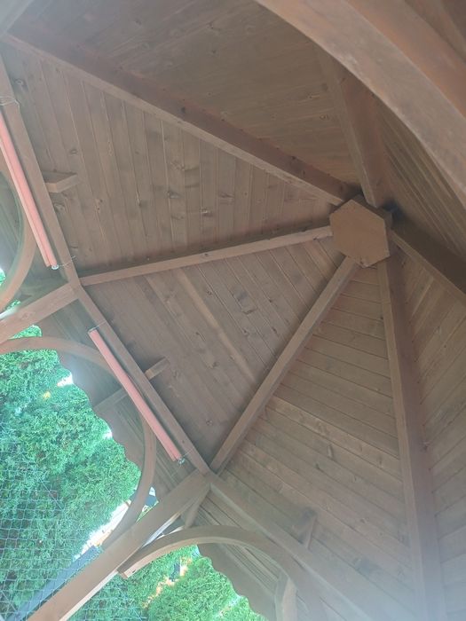 Altana ogrodowa sześciokątna.