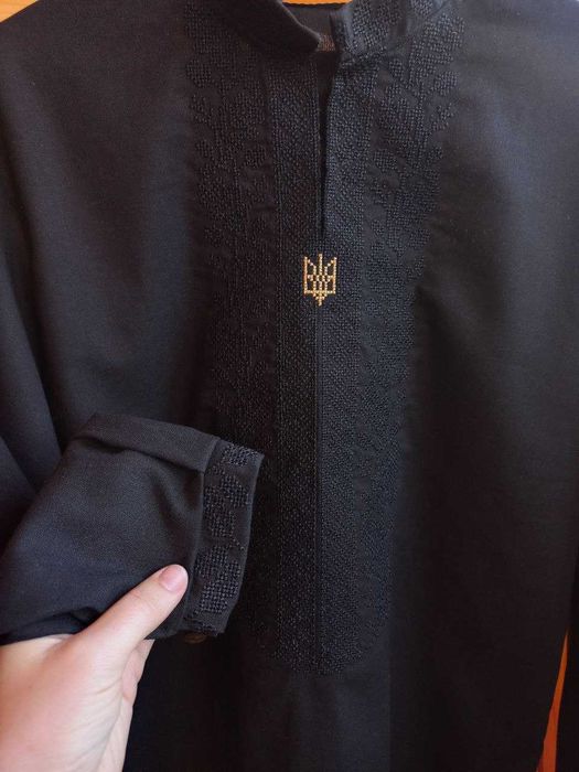 Чоловіча вишиванка лляна сорочка чорна з довгим і коротким рукавом