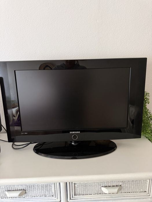 Televisao Samsung sem comando e com avaria