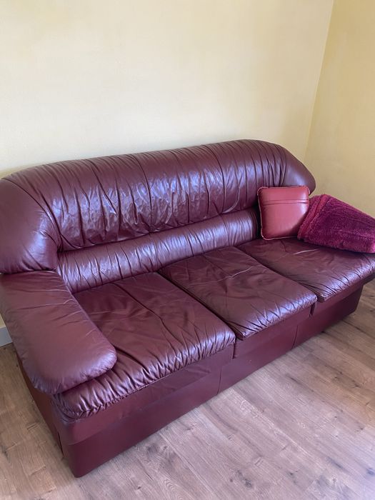 Sofá Cama de 3 Lugares em Pele Bordeaux – Bom Estado