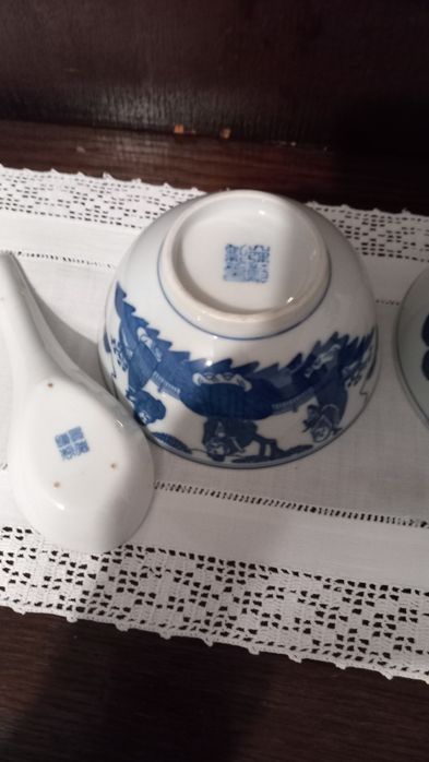 Zestaw Chińskich porcelanowych miseczek i łyżek.