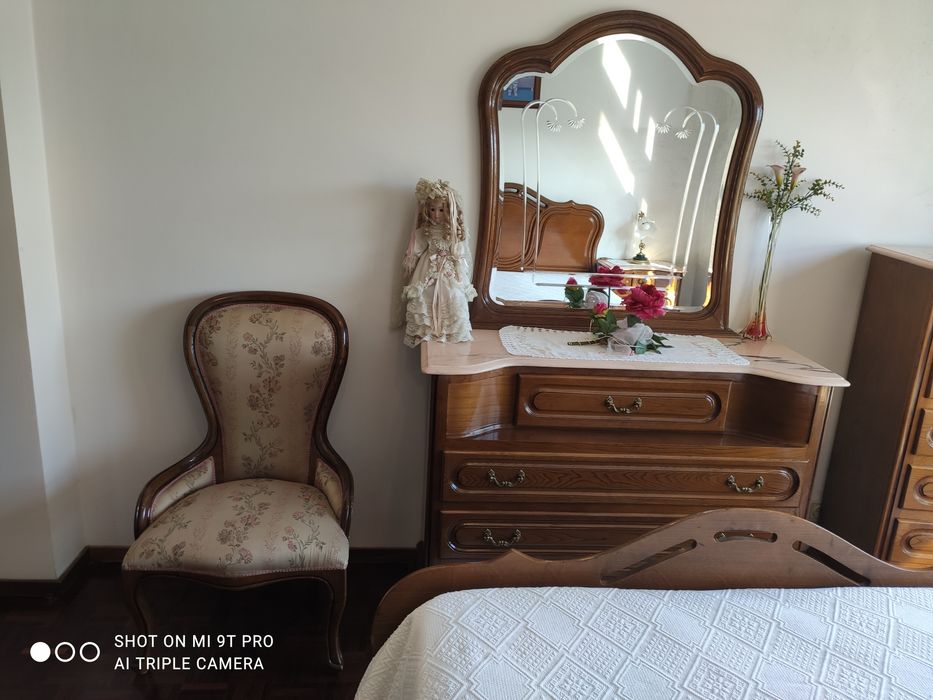 Quarto casal em madeira de castanho