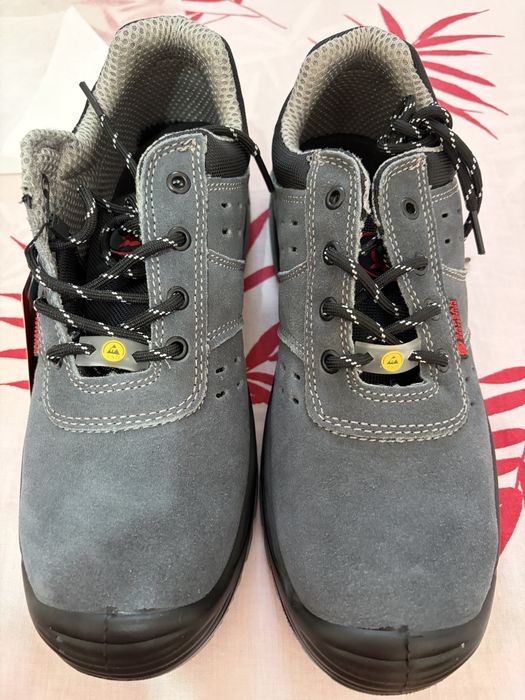 Sapatos de seguranca novos n43