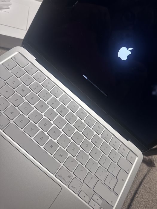 Mac book Neo 13 czip-A