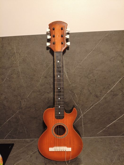 Plastikowa mała gitara