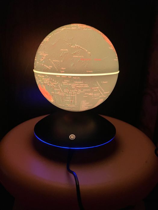 Левітуючий глобус з підсвіткою.