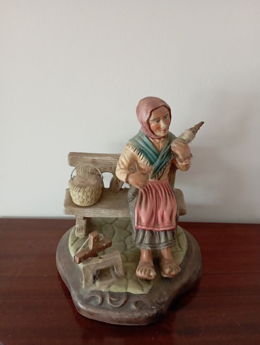 Estatueta cerâmica fiadeira