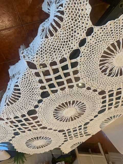 Toalha em Crochet com Rosetas Grandes Beje