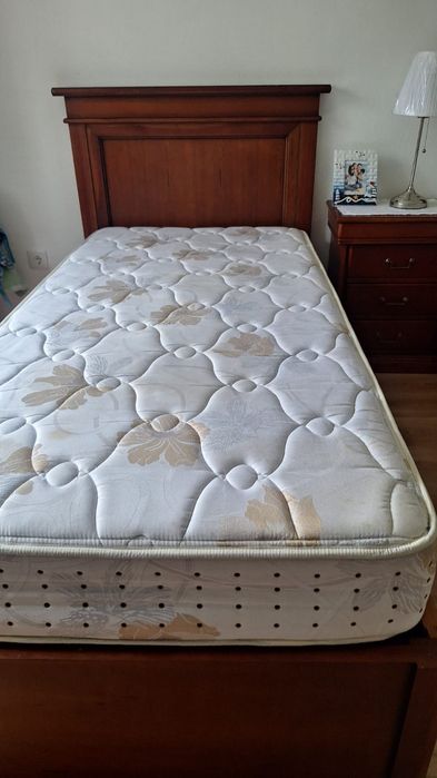 Camas em madeira cerejeira