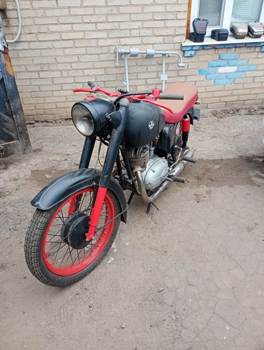 Паннонія с боковим причепом с документами.