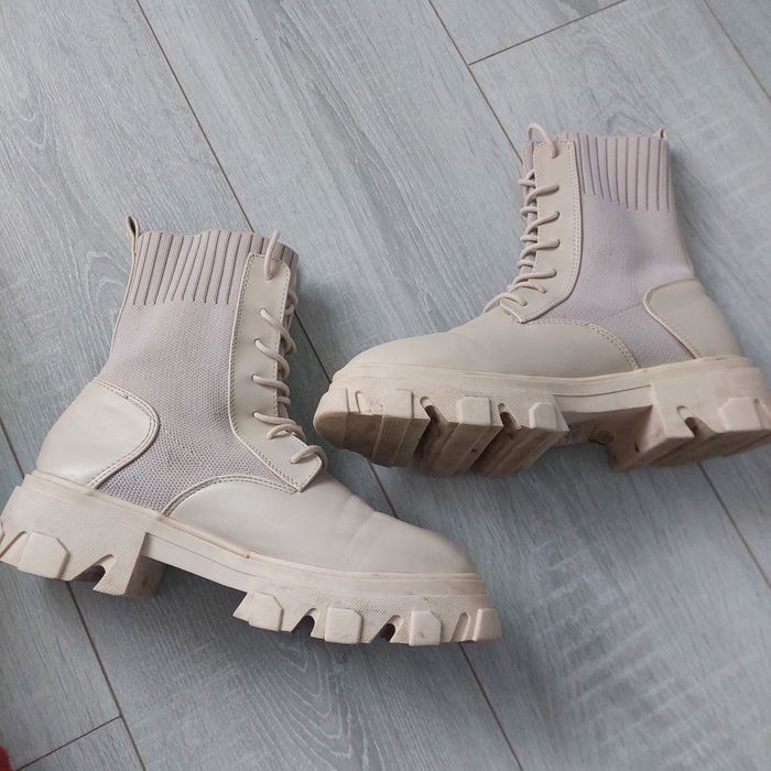 Жіночі молочні ботильйони на шнурівці 38 розмір