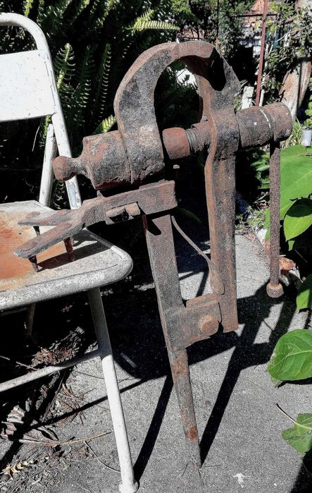 Torno manual antigo de latoeiro