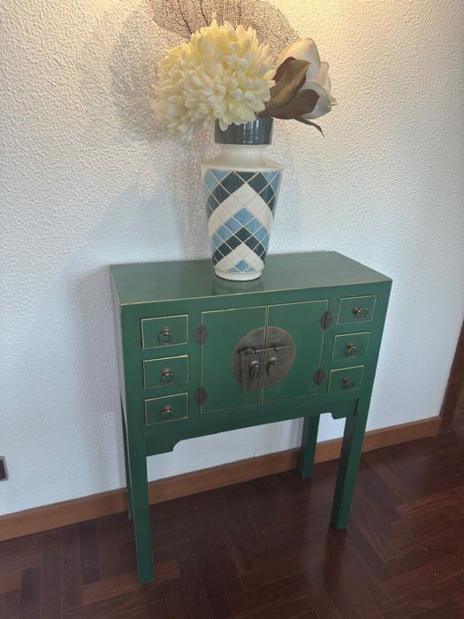 Consola de inspiração oriental