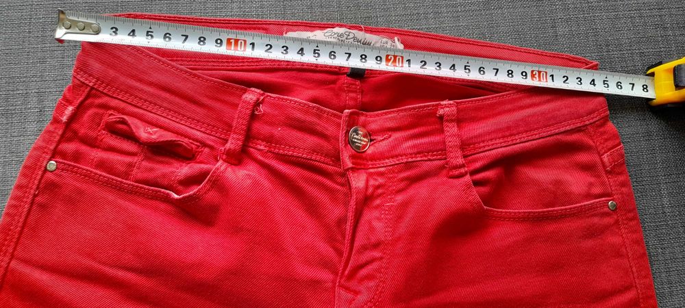 Czerwone jeansy, Zara
